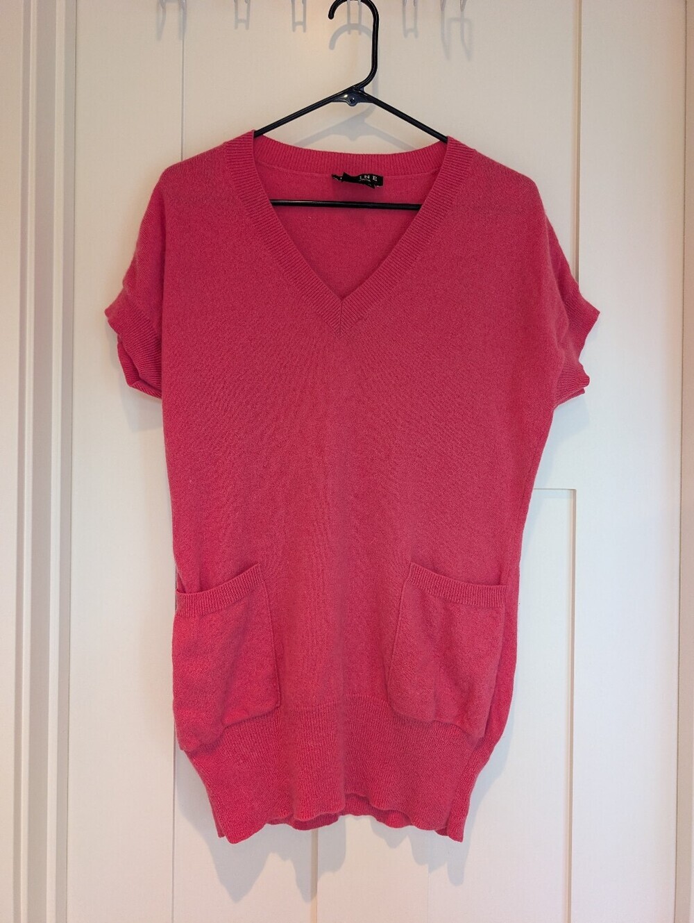Biline for Canada! 100% Cashmere Vibrant Pink V-Neck Short Sleeve Top - Med